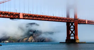 ゴールデンゲートブリッジと霧がで隠れたサンフランシスコ対岸