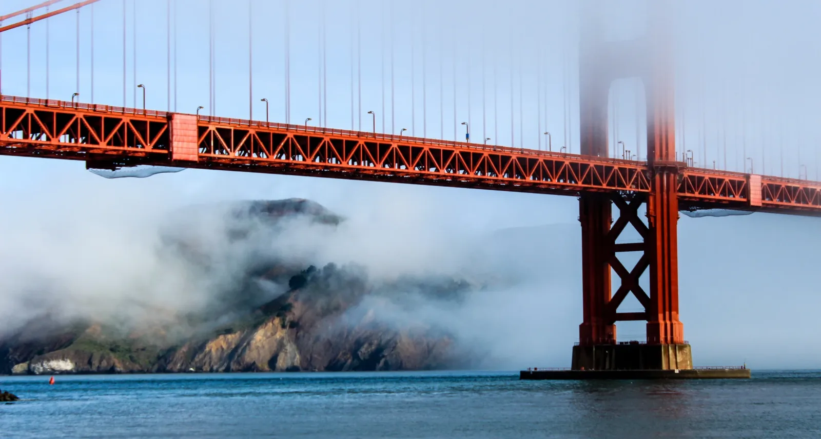 ゴールデンゲートブリッジと霧がで隠れたサンフランシスコ対岸