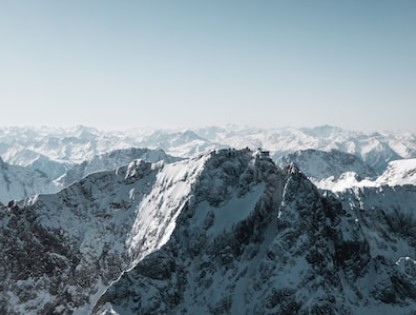 遠くほどコントラストが弱くなる山々の画像
